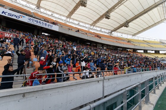 K리그 챌린지에서 2만 관중 시대가 열렸다. 29일 2만157명의 팬들이 찾은 대구스타디움의 모습. (한국프로축구연맹 제공) © News1