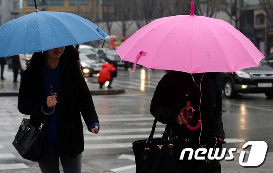 시민들이 우산을 쓴 채 서울 광화문 네거리를 지나가고 있다. /뉴스1 © News1 윤혜진 기자