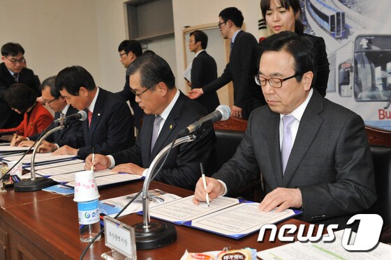 '대중교통 중심도시 구현' 선언문에 서명하는 부산시장