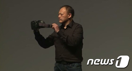 HTC가 밸브와 협력해 내놓은 VR기기 ´바이브´를 공개했다© News1