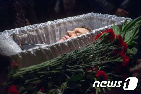 블라디미르 푸틴 러시아 대통령의 정적으로 알려진 보리스 넴초프 전 러시아 부총리의 장례식이 3일(현지시간) 모스크바에서 진행됐다. 평온한 표정의 넴초프가 안치된 관 옆으로 그를 추모하는 카네이션들이 놓여있다. © AFP=뉴스1