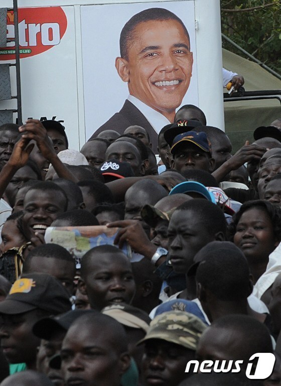 케냐 주민들이 지난 2009년 1월 버락 오바마 미국 대통령의 취임을 축하하기 위해 거리로 나왔다. 오바마 대통령의 아버지인 버락 오바마 시니어는 케냐 출신이다.© AFP=뉴스1