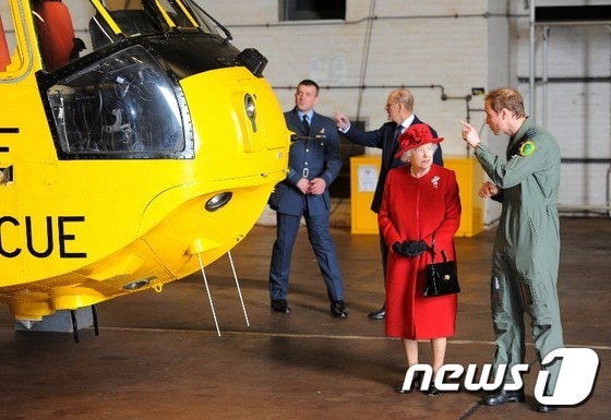 윌리엄 왕세손이 군 복무 당시 할머니 엘리자베스 2세 여왕에게 구조 헬리콥터에 대해 설명하고 있다.© AFP=뉴스1