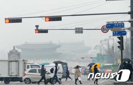 미세먼지가 가득한 서울 광화문 네거리 모습./뉴스1 © News1 허경 기자