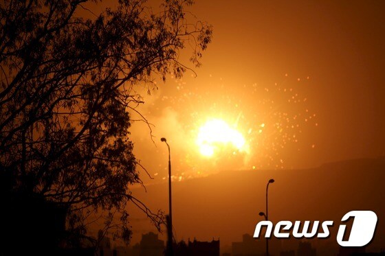 30일(현지시간) 밤 예멘 사나에 가해진 공습으로 인한 불꽃이 피어오르고 있다.© News1 2015.03.31/뉴스1 © News1