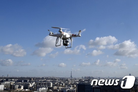 파리 상공을 날고있는 드론(Drone)의 모습 © AFP=News1 