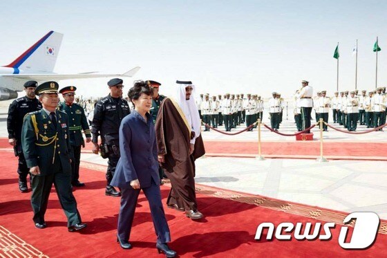 박근혜 대통령이 3일 오후 (현지시간) 사우디아라비아 리야드 킹칼리드 국제공항에 도착해 살만 빈 압둘아지즈 알 사우드 국왕의 영접을 받고 있다. (청와대) 2015.3.4/뉴스1 © News1 이광호 기자