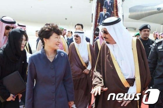 박근혜 대통령이 3일 오후 (현지시간) 사우디아라비아 리야드 킹칼리드 국제공항에 도착해 살만 빈 압둘아지즈 알 사우드 국왕의 영접을 받고 있다. (청와대) 2015.3.4/뉴스1 © News1 이광호 기자