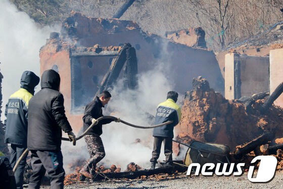 4일 오전 11시40분께 강원 정선군 여량면 구절리에서 화재가 발생해 진화를 하고 있다. 2015.3.4/뉴스1  © News1 하중천 기자