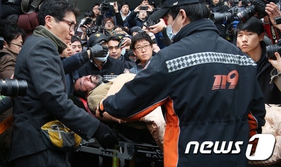 마크 리퍼트 주한미국대사를 흉기로 습격한 김기종 우리마당 독도지킴이 대표가 5일 오전 서울 종로경찰서에서 들것에 실려 병원으로 이송되며 