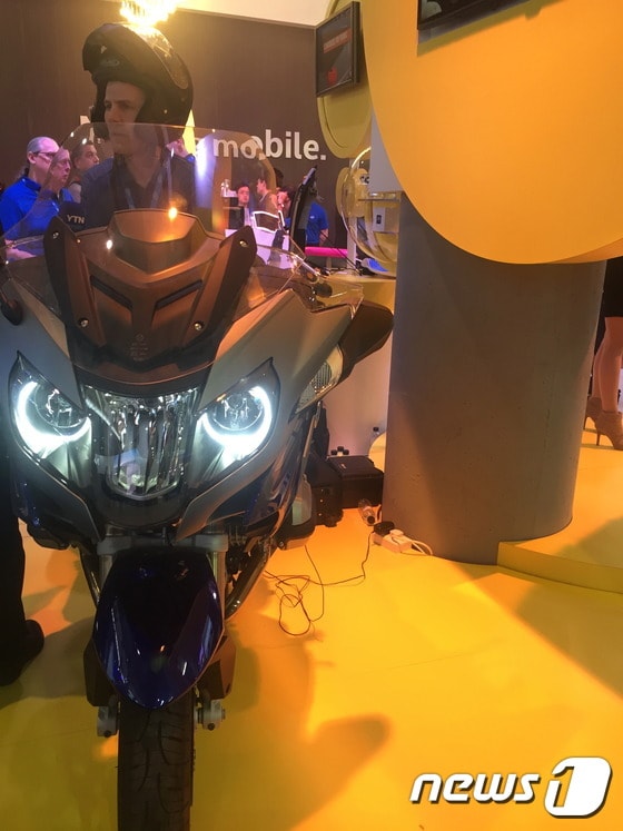 인텔은 스페인 바르셀로나에서 진행중인 'MWC 2015'에서 오토바이와 모바일을 실시간 연동한 기술을 선보였다. © News1 맹하경 기자