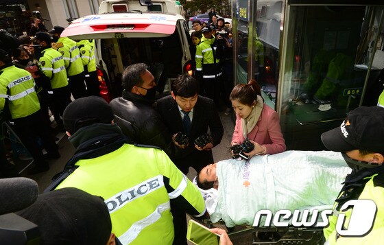 5일 낮 12시30분쯤 서울 종로구 적십자 병원에서 치료를 끝내고 나온 김씨는 언제부터 범행을 계획했느냐는 기자들의 질문에 