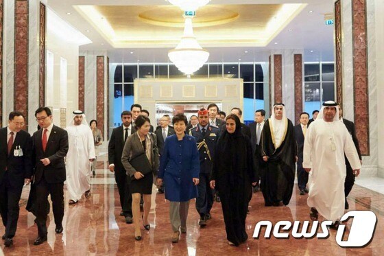 박근혜 대통령이 4일 오후(현지시각) 아랍에미리트 아부다비 왕실공항에 도착해 루브나 알-카시미 영예수행장관의 영접을 받고 있다. (청와대) 2015.3.5/뉴스1 © News1 이광호 기자