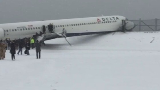 델타 항공 소속 비행기가 5일 뉴욕 라과디아 공항으로 착륙하던 중 활주로를 이탈해 펜스에 부딪혀 멈춰섰다. © News1