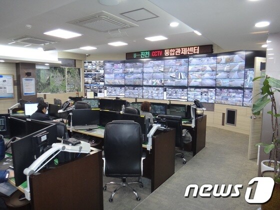 진천군이 자랑하는 CCTV 종합관제센터. 이 센터는 그동안 귀 달린 CCTV에서 전송하는 화면을 받아 신속한 출동으로 범죄를 예방하는 성과를 거뒀다. 사진제공=진천군청 © News1