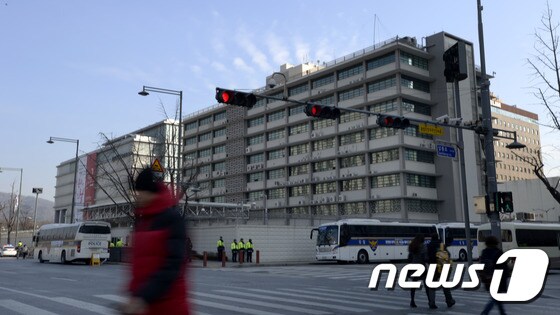 마크 리퍼트 주한미국대사 피습 사건 다음 날인 6일 오전 서울 종로구 미국대사관 앞에 경찰들이 경계 근무를 강화하고 있다.  2015.3.6/뉴스1 © News1 안은나 기자