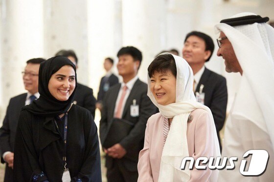 박근혜 대통령이 샤일라를 머리에 두르고 5일(현지시간) 오후 아부다비 그랜드 모스크를 방문해 관리소장의 설명을 들으며 시설물을 둘러보고 있다. (청와대) 2015.3.6/뉴스1 © News1 조희연 기자