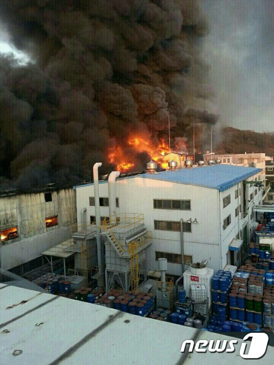 안산 반월공단 화재 '솟구치는 연기'