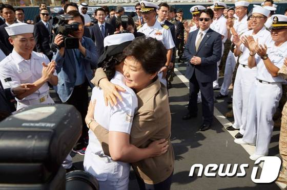 '女 장병 포옹하는 박근혜 대통령'