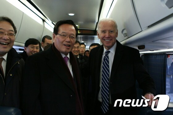 정의화 국회의장이 6일(현지시간) 뉴욕행 열차 안에서 조 바이든 미 부통령과 만나 활짝 웃고 있다. (국회의장실 제공)© News1