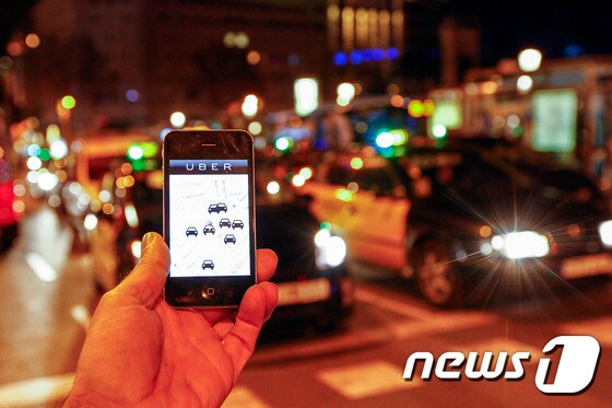 승객과 차량을 연결시켜주는 스마트폰 애플리케이션 '우버' © AFP=News1