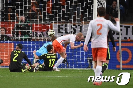 네덜란드 데이비 클라센이 1일(한국시간) 네덜란드 암스테르담의 암스테르담 아레나에서 열린 스페인과의 평가전에서 득점을 터트리고 있다. © AFP=News1