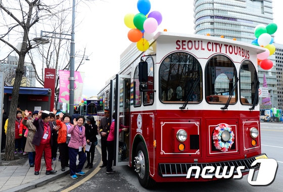 시승객들이 1일 오전 서울 광화문사거리에서 옛 전차를 연상시키는 클래식한 디자인으로 뉴욕, 샌프란시스코, 시카고, 싱가포르 등 세계 유명 도시에서 관광객들의 사랑을 받고 있는 