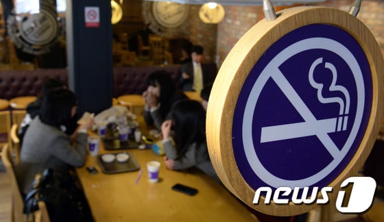 1일 서울 종로구 세종로의 한 커피전문점. 2015.4.1/뉴스1 © News1 신웅수 기자
