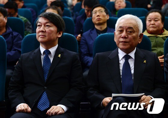 김한길·안철수 새정치민주연합 전 공동대표가 15일 오전 서울 여의도 국회도서관 대강당에서 