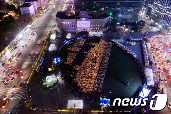 세월호 참사 희생자들을 추모하기 위해 17일 밤 서울광장에 모인 시민 4160명이 촛불 4160개로 세월호 형상 불꽃을 만들어 광장을 밝혔다.2015.4.17/뉴스1 © News1 박세연 기자