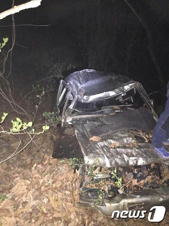 중학생이 운전하던 SUV 차량이 고갯길에서 추락하는 사고가 발생했다. 사진은 사고 후 파손된 차량의 모습. 사진제공=영동소방서 © News1