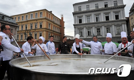 17일(현지시간) 보스니아 사라예보 광장에서 요리사들이 스튜를 만드는 모습. ©AFP=News1