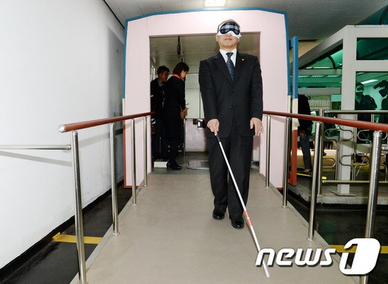 국립재활원에서 시각장애인 체험 중인 문형표 보건복지부 장관./뉴스1 © News1 윤혜진 기자