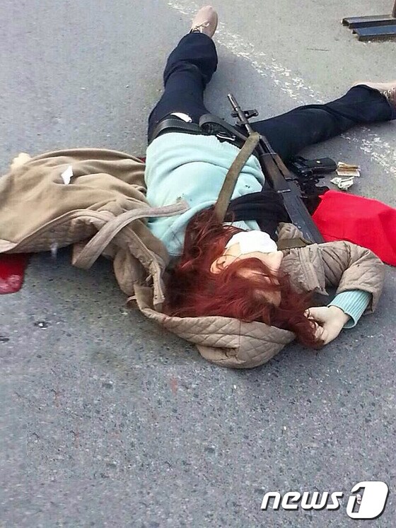 폭탄과 총으로 무장한 여성 괴한이 1일(현지시간) 터키 이스탄불 경찰청 청사에 테러를 시도했으나 경찰과의 총격전 끝에 사살됐다.©AFP=News1
