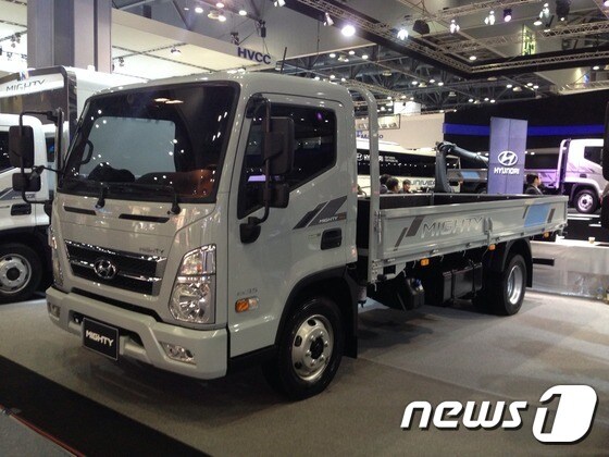 현대상용차의 중형트럭 '올뉴 마이티'도 서울모터쇼를 통해 첫선을 보였다. © News1