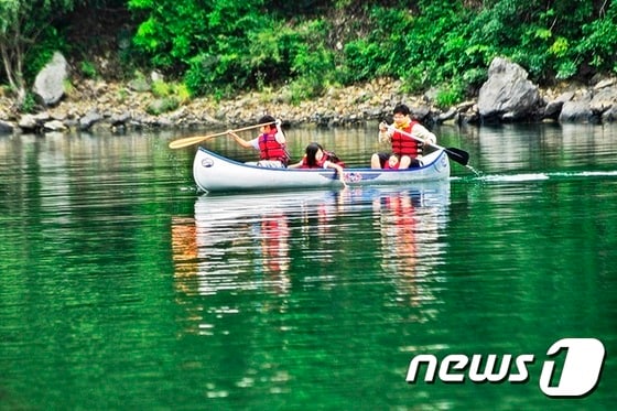 홍천군 서면 배바위카누마을에서 카누를 즐기는 모습. © News1
