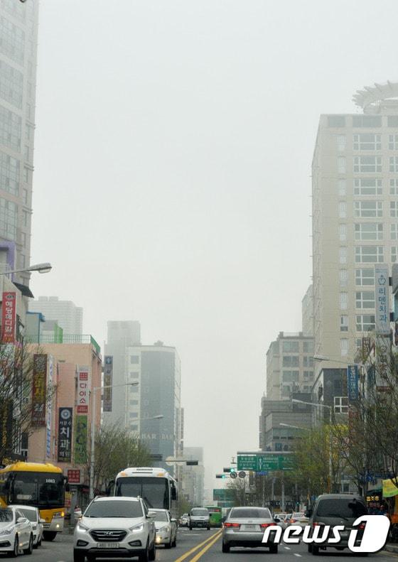 30일 대전·충남지역은 가시거리 200m 미만의 짙은 안개가 끼는 곳이 있을 것으로 예보됐다. 대전 유성구 궁동 사거리에 짙은 안개가 끼어있다. /뉴스1 © News1 신성룡 기자