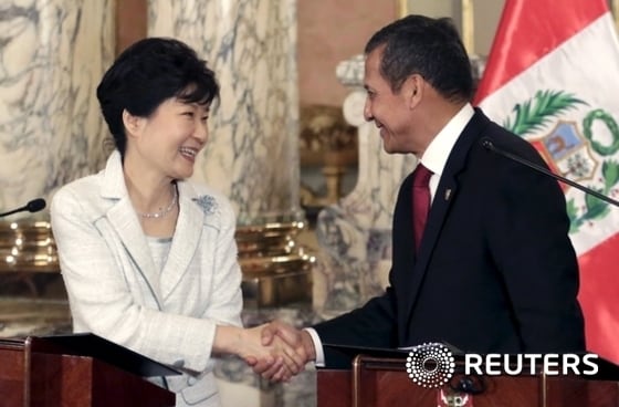 한국의 박근혜 대통령이 20일(현지시간) 리마의 정부청사에서 페루의 오얀타 우말라 대통령과 악수를 나누고 있다. © News1 이기창