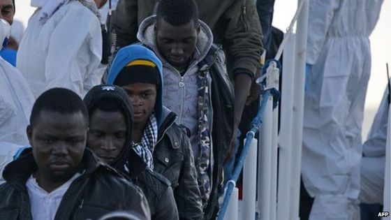 난민들이 리비아 해안을 통해 잇따라 유럽으로 밀입국을 시도하면서 최근 일주일 사이 수천명이 지중해 바다에서 사망했다. © AFP=News1
