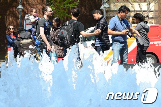 서울 종로구 청계천 인근에서 외국인 관광객들이 가벼운 옷차림으로 봄나들이를 즐기고 있다. © News1 민경석 기자