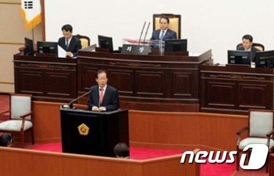 홍준표 경남지사가 도의회에서 발언을 하고 있다. © News1