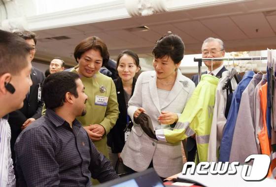 박근혜 대통령이 20일 오후(현지시간) 페루 1:1 비즈니스 상담회 현장을 직접 방문해 관계자들을 만나 격려하고 있다. (청와대 페이스북) 2015.4.21/뉴스1 © News1
