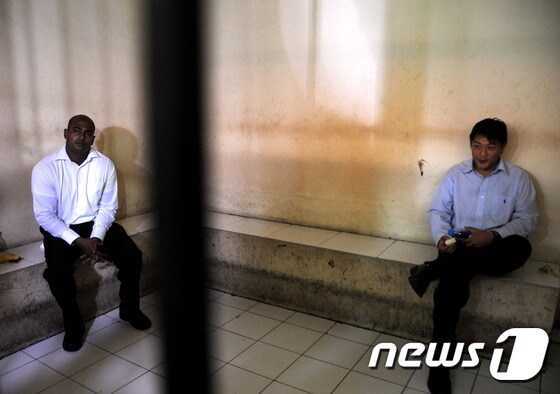 마약밀수 혐의로 인도네시아에서 사형을 선고받은 호주인 뮤란 수쿠마란(왼쪽)과 앤드류 찬. © AFP=뉴스1