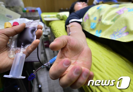헌혈 중인 한 시민./© News1