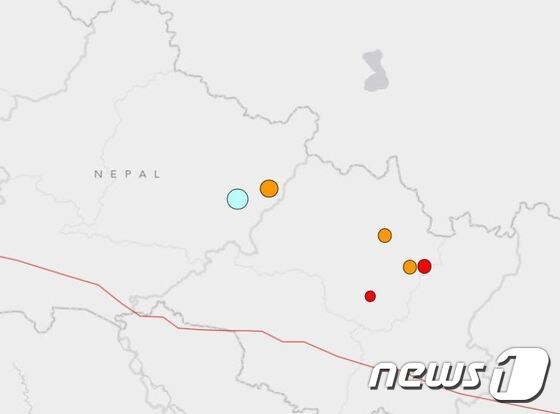 25일(현지시간) 네팔 동부에서 리히터 규모 7.9의 강진이 발생한데 이어 크고 작은 여진이 이어지고 있다. 하늘색이 7.9의 강진이 일어난 곳이다.(출처=미국 지질조사국(USGS)).© News1