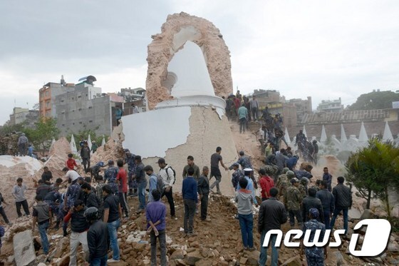 네팔 카트만두에 위치한 유네스코 지정 문화유산 다라하라 타워가 이날 이러난 리히터규모 7.9의 강진으로 인해 무너졌다.© AFP=뉴스1