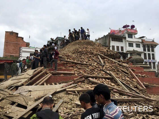 25일(현지시간) 네팔에서 발생한 리히터규모 7.9의 강진으로 인해 카트만두에 위치한 한 건물이 통째로 무너졌다.© 로이터=뉴스1