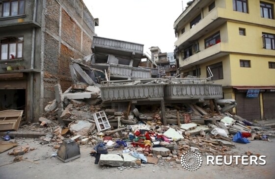 25일 네팔을 강타한 리히터 규모 7.9의 지진으로 수도 카트만두에서 다수의 가옥과 건물이 붕괴됐다. 네팔 정부 관리는 지진 희생자 수가 최소 688명이라고 밝혔다. © News1 최종일