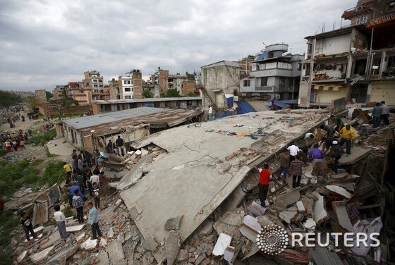 25일(현지시간) 규모 7.9의 강진으로 집이 무너진 네팔 카트만두에서 주민들이 생존자를 찾고 있다.  2015.4.26 로이터/뉴스1 © News1 