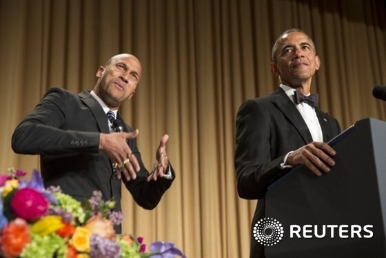 버락 오바마 미국 대통령(오른쪽)과 '오바마의 화난 통역사, 루터'로 등장한 코미디언 키건 마이클 키가 25일(현지시간) 워싱턴에서 열린 백악관 출입기자단 만찬의 연단에 서 있다.